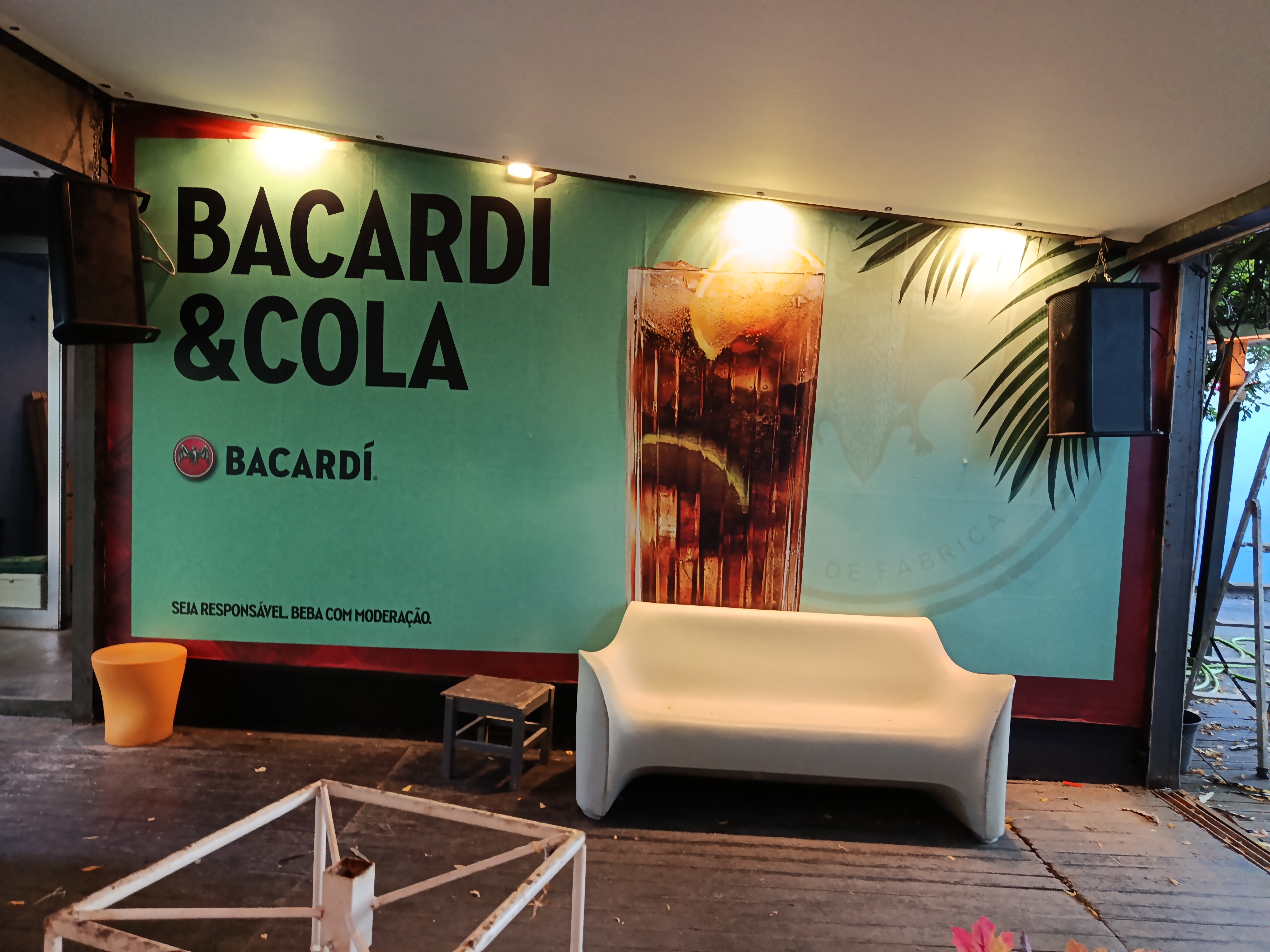 Aplicação de vinil Bacardi num espaço de ativação, em colaboração profissional anterior